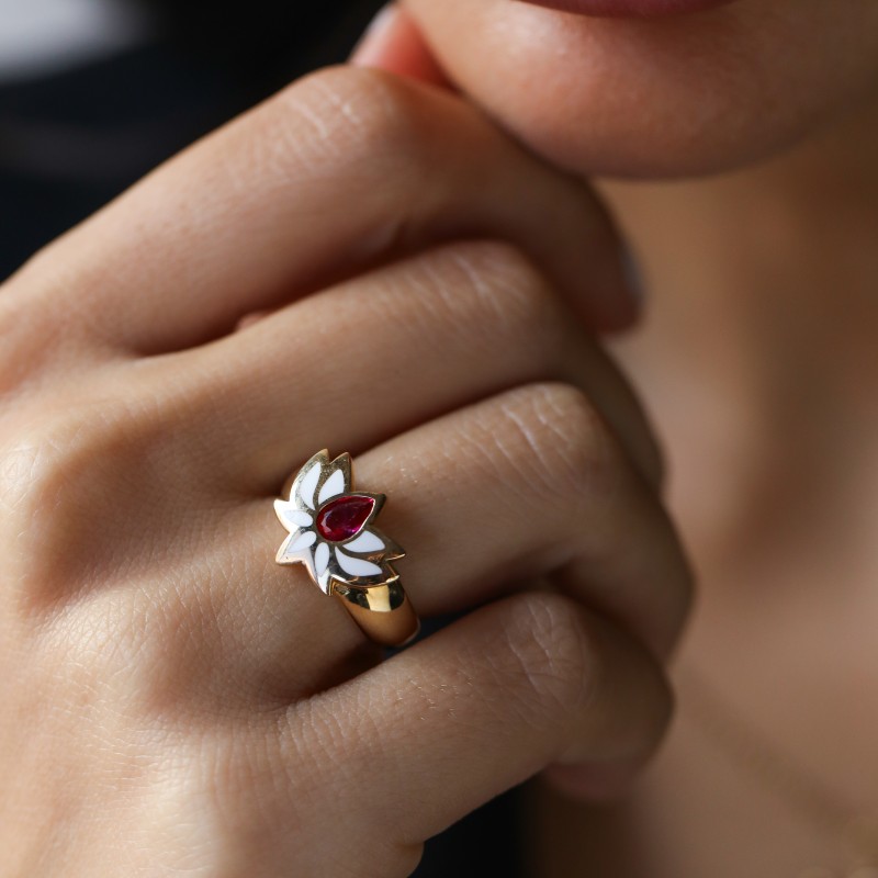 Ruby Lotus Altın Yüzük