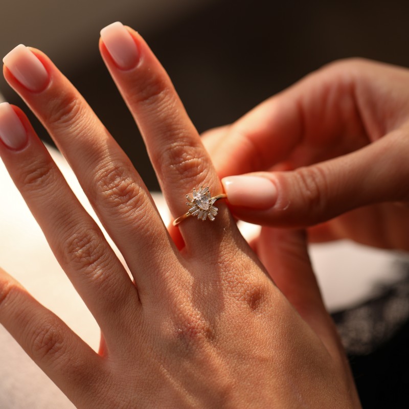 Lâl Savruk Taşlı Altın Yüzük