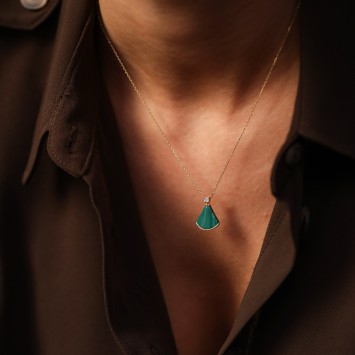 Mineli Yeşil Piramit Kolye