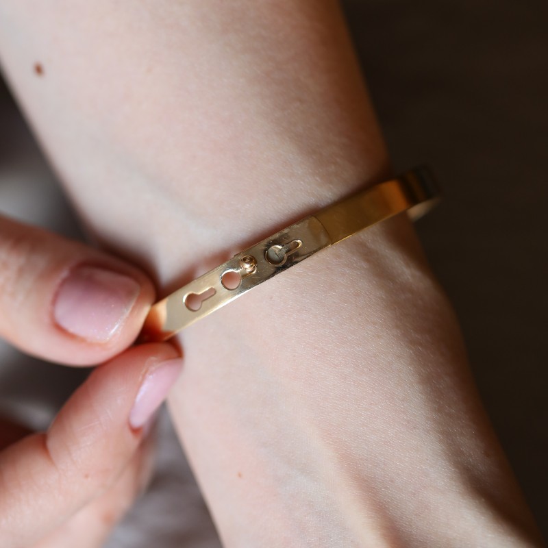 Sır Altın Kelepçe